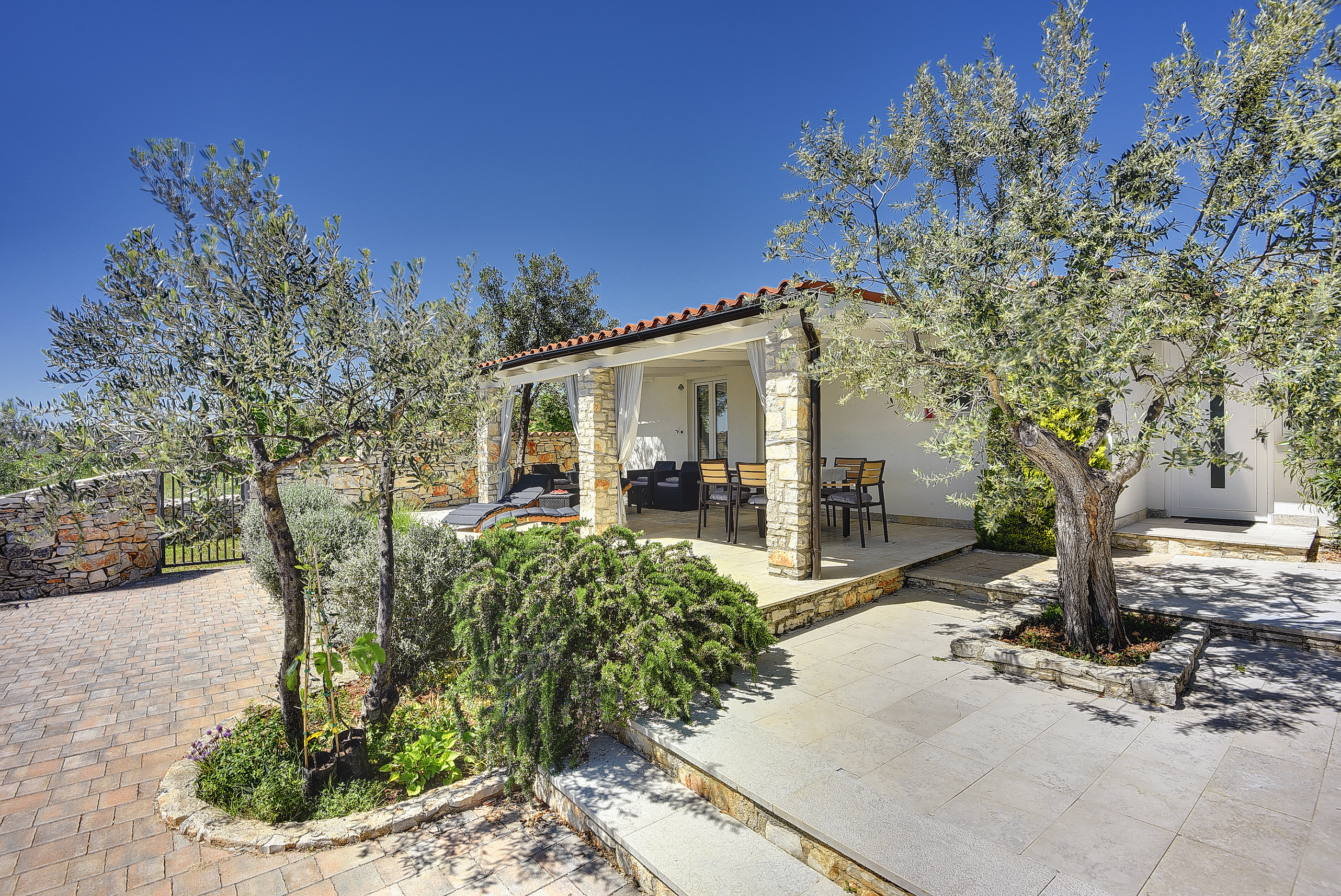 Irresistibile casa al mare a Peroj dal design moderno e WiFi