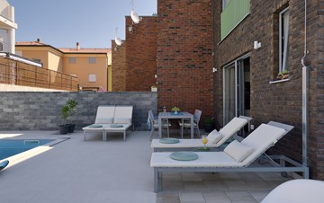 Villa in Ližnjan mit Schwimmbad, Terrasse und Liegestühle