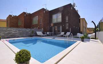 Villa in Ližnjan mit Schwimmbad, Terrasse und Liegestühle