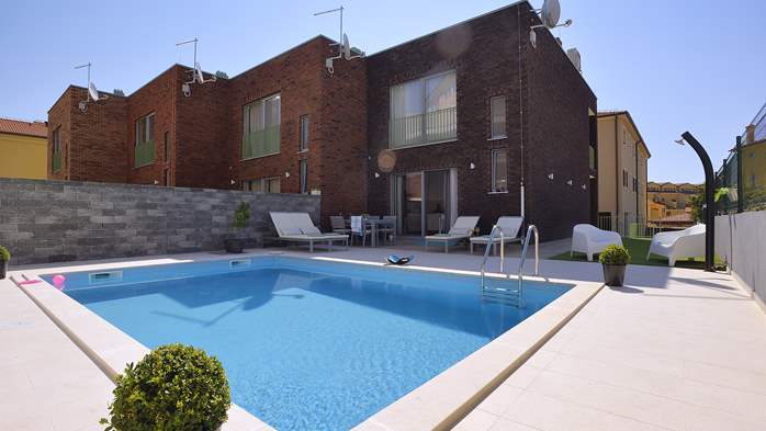 Villa in Ližnjan mit Schwimmbad, Terrasse und Liegestühle, 1