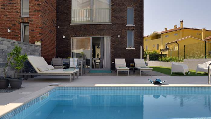 Villa in Ližnjan mit Schwimmbad, Terrasse und Liegestühle, 2
