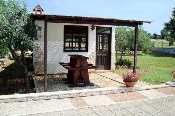 Nice house in Peroj offers accommodation in cozy apartment, 25