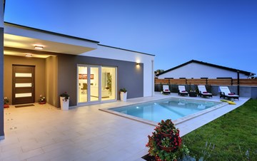 Villa with heated pool with whirpool, gym and swings