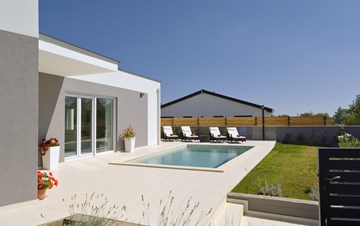 Villa with heated pool with whirpool, gym and swings