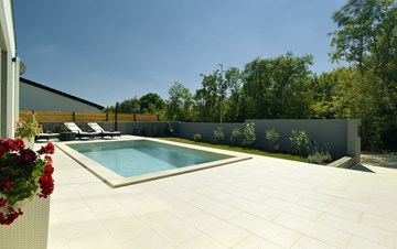 Villa mit beheiztes Pool mit Whirlpool, Fitnessraum und Schaukeln