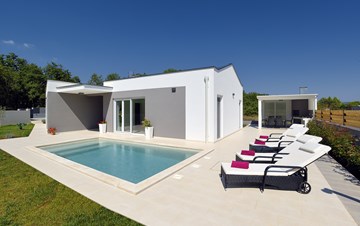 Villa mit beheiztes Pool mit Whirlpool, Fitnessraum und Schaukeln