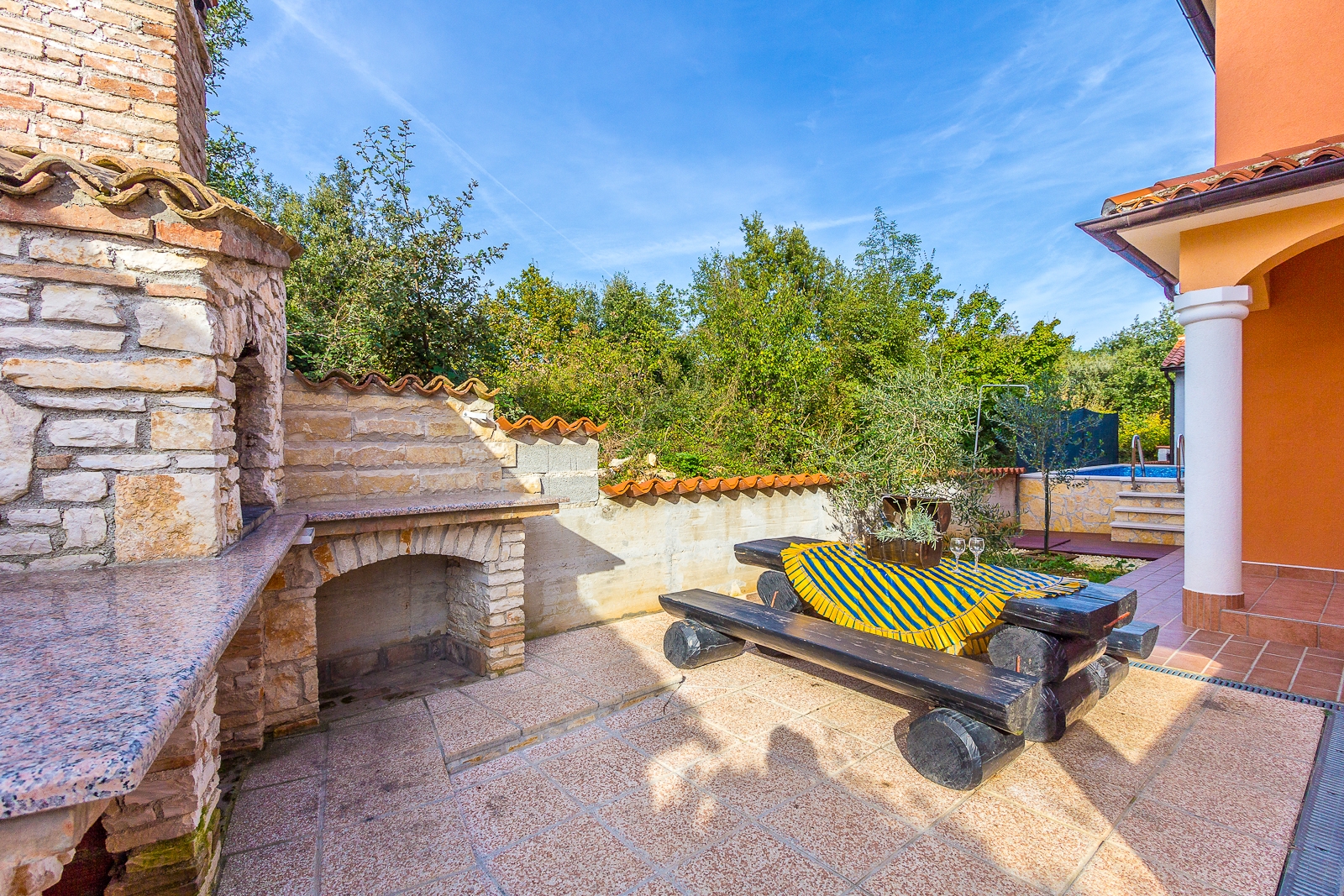 Alloggio confortevole per 12 persone, casa con piscina, Ližnjan