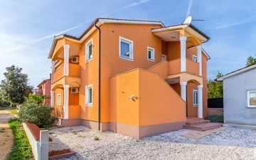 Comfortable accommodation for 12 people, house with pool, Ližnjan
