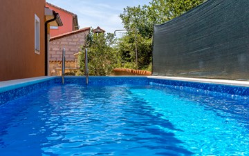 Udoban i moderan smještaj za 12 osoba u kući s bazenom, Ližnjan