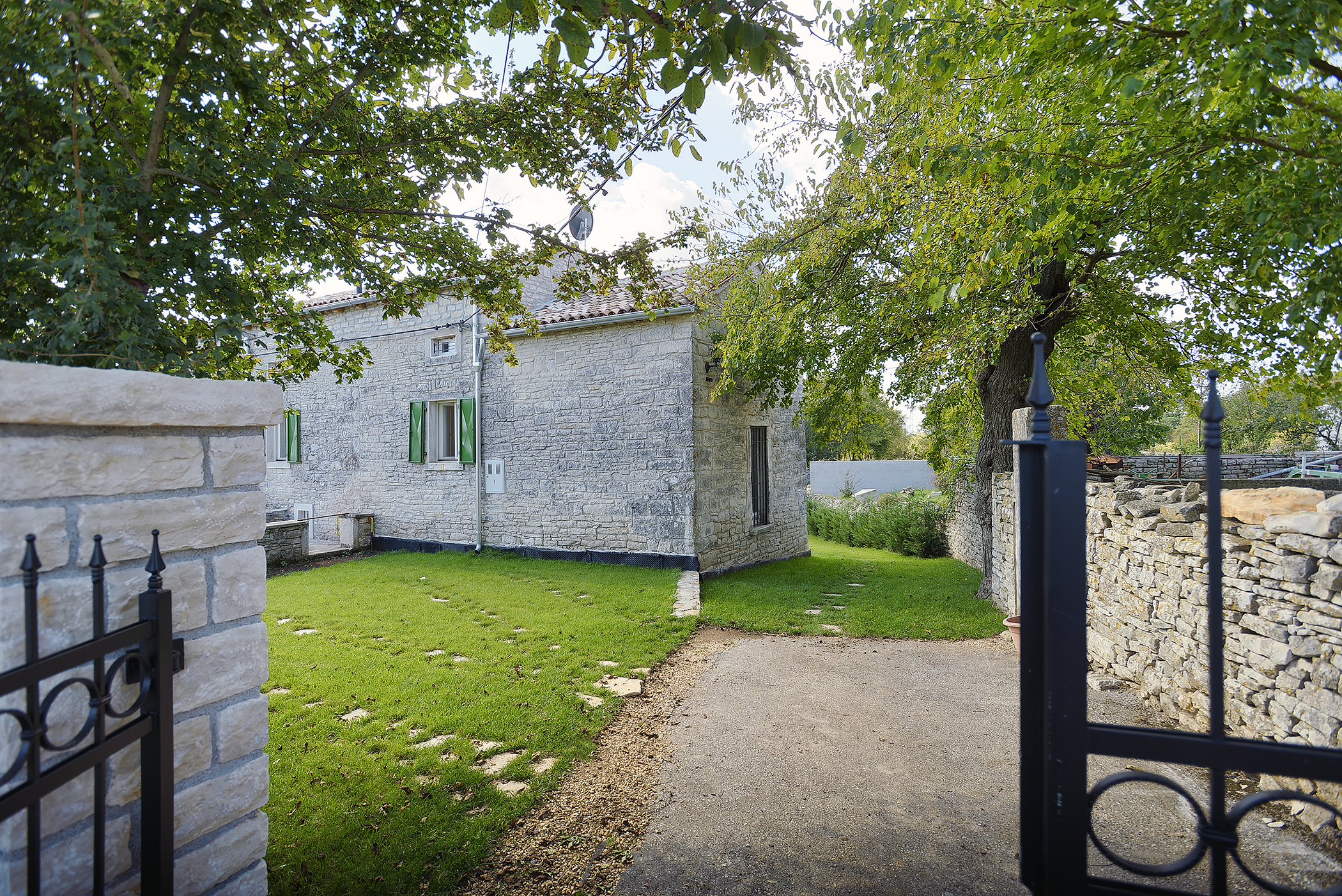 Rustic villa on 3 floors with sun terrace, pool with sea water