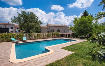 Rustikale Villa auf 3 Etagen mit Terrasse, Pool mit Meerwasser