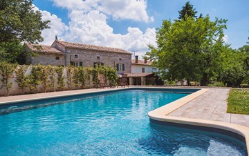 Villa rustica su 3 piani con terrazza, piscina con acqua di mare