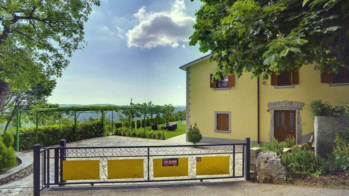 Villa for 10 persons in a quiet setting, pool with whirpool, WiFi, 7