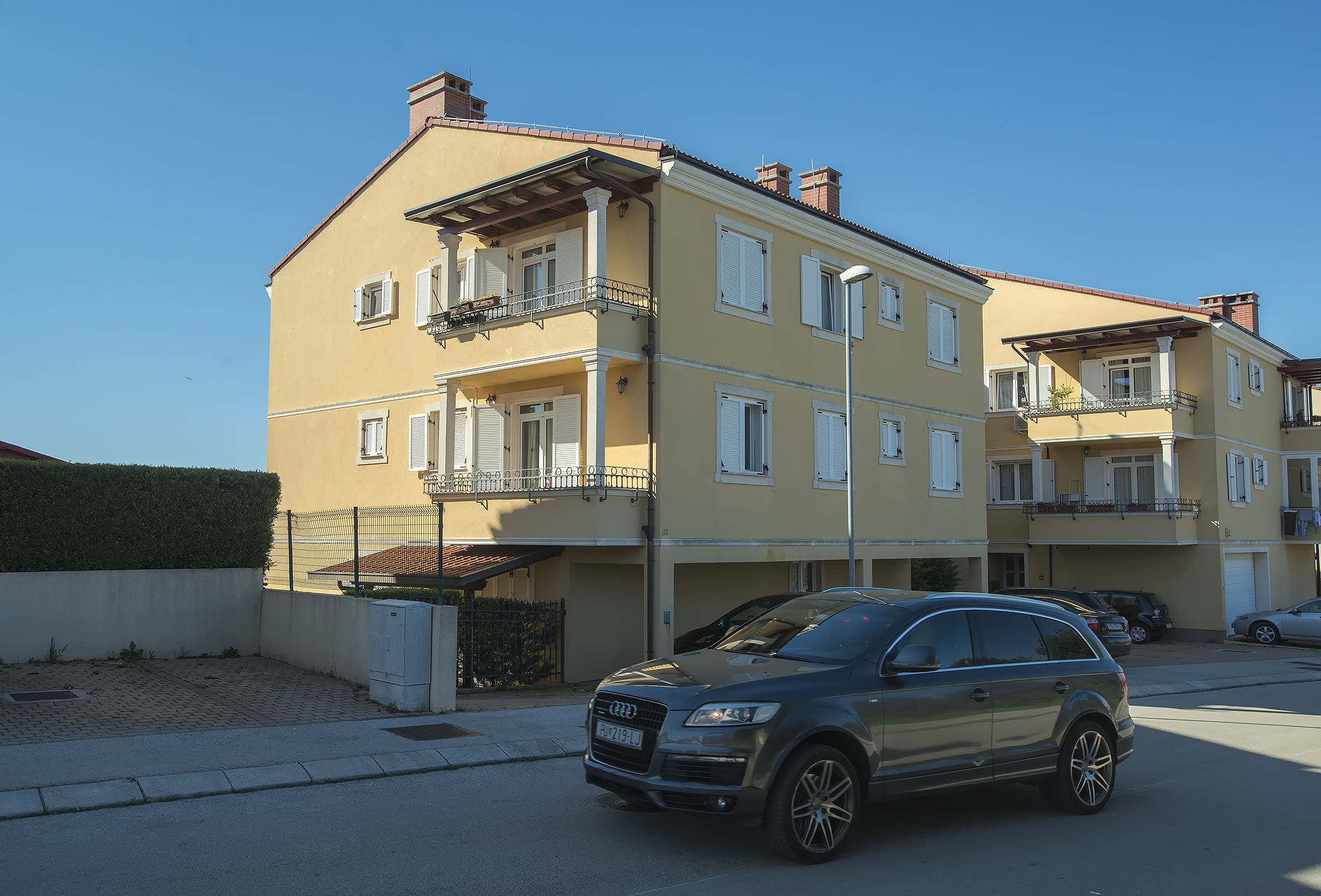 Detached house offers pleasant accommodation on quiet location