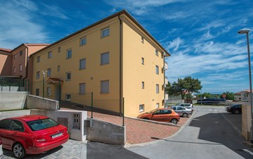 Spacious accommodation in residential area of Ližnjan near sea