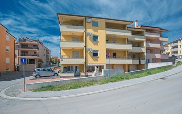 Spacious accommodation in residential area of Ližnjan near sea
