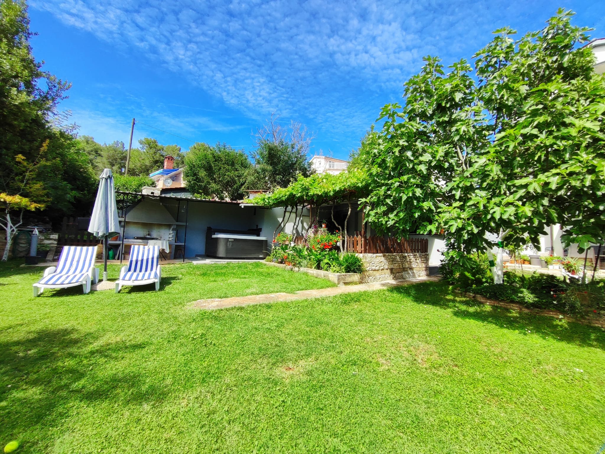 Casetta con giardino comune, parcheggio, aria condizionata, WIFI