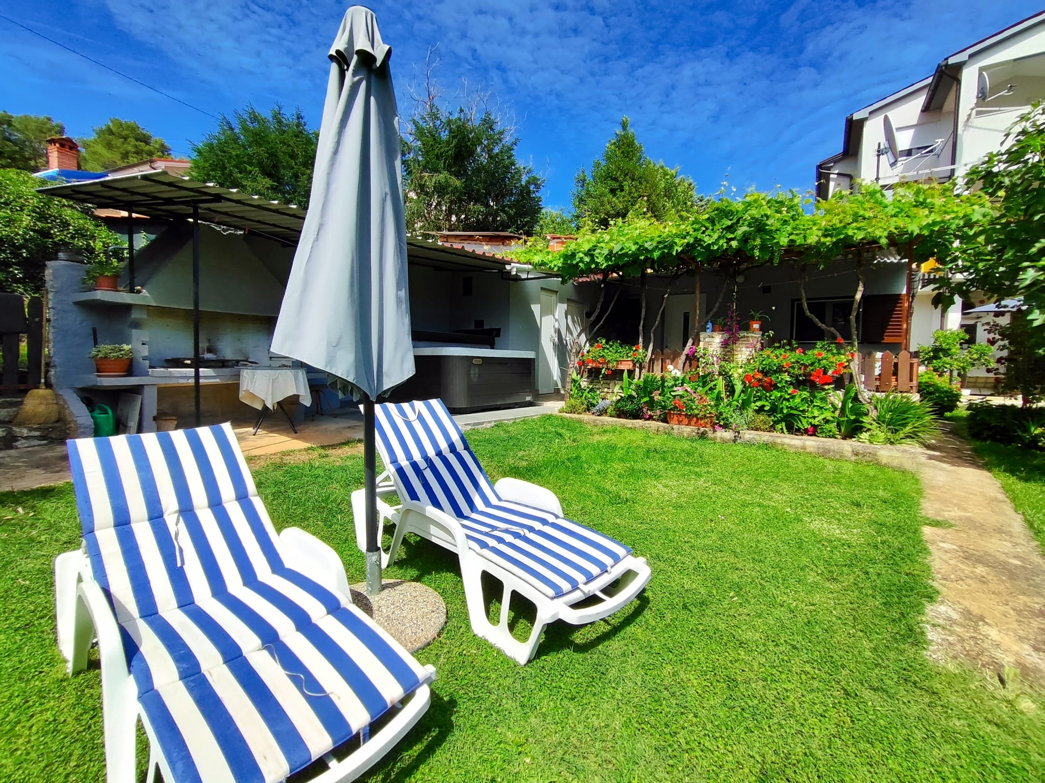 Casetta con giardino comune, parcheggio, aria condizionata, WIFI