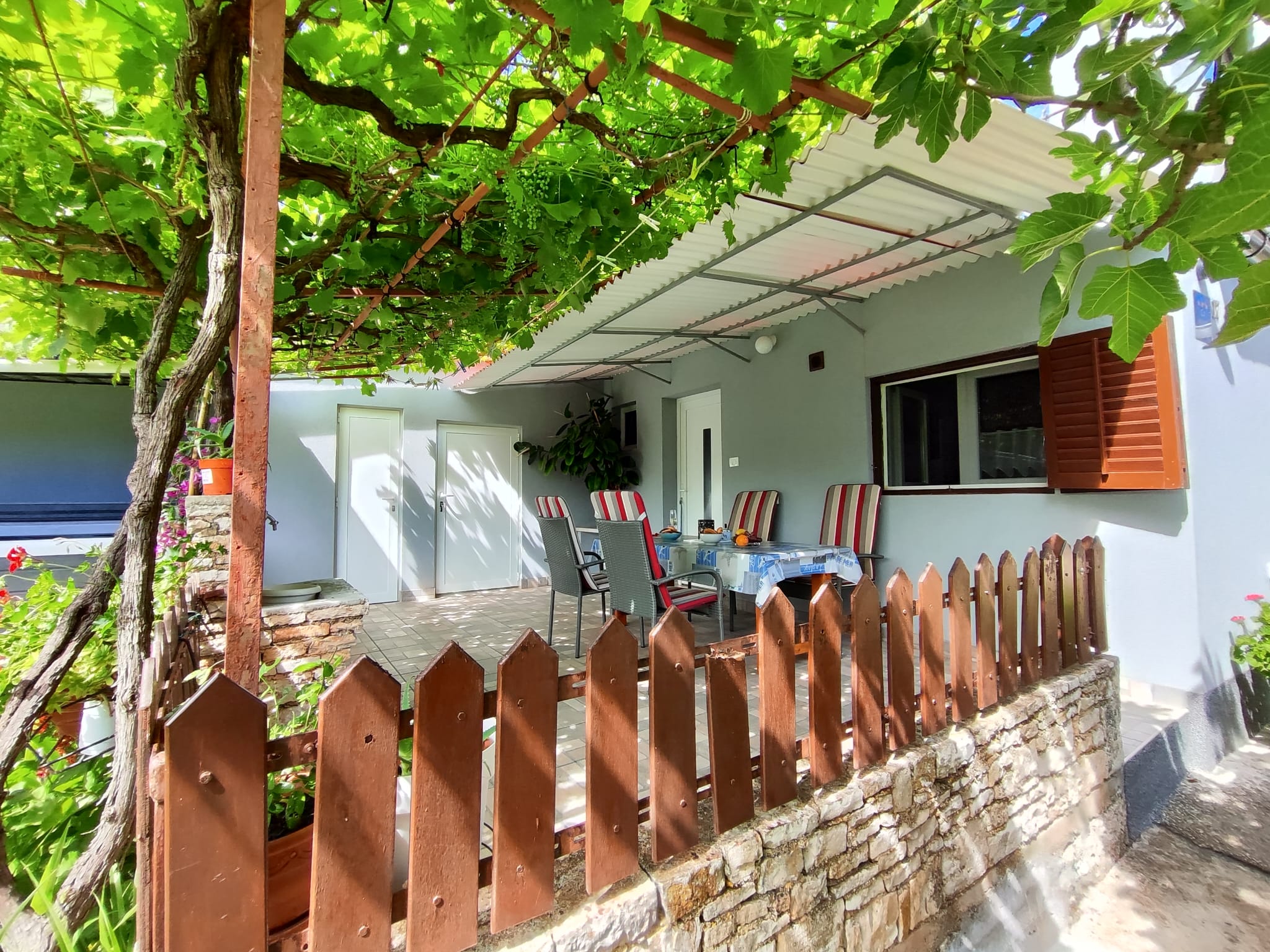 Casetta con giardino comune, parcheggio, aria condizionata, WIFI