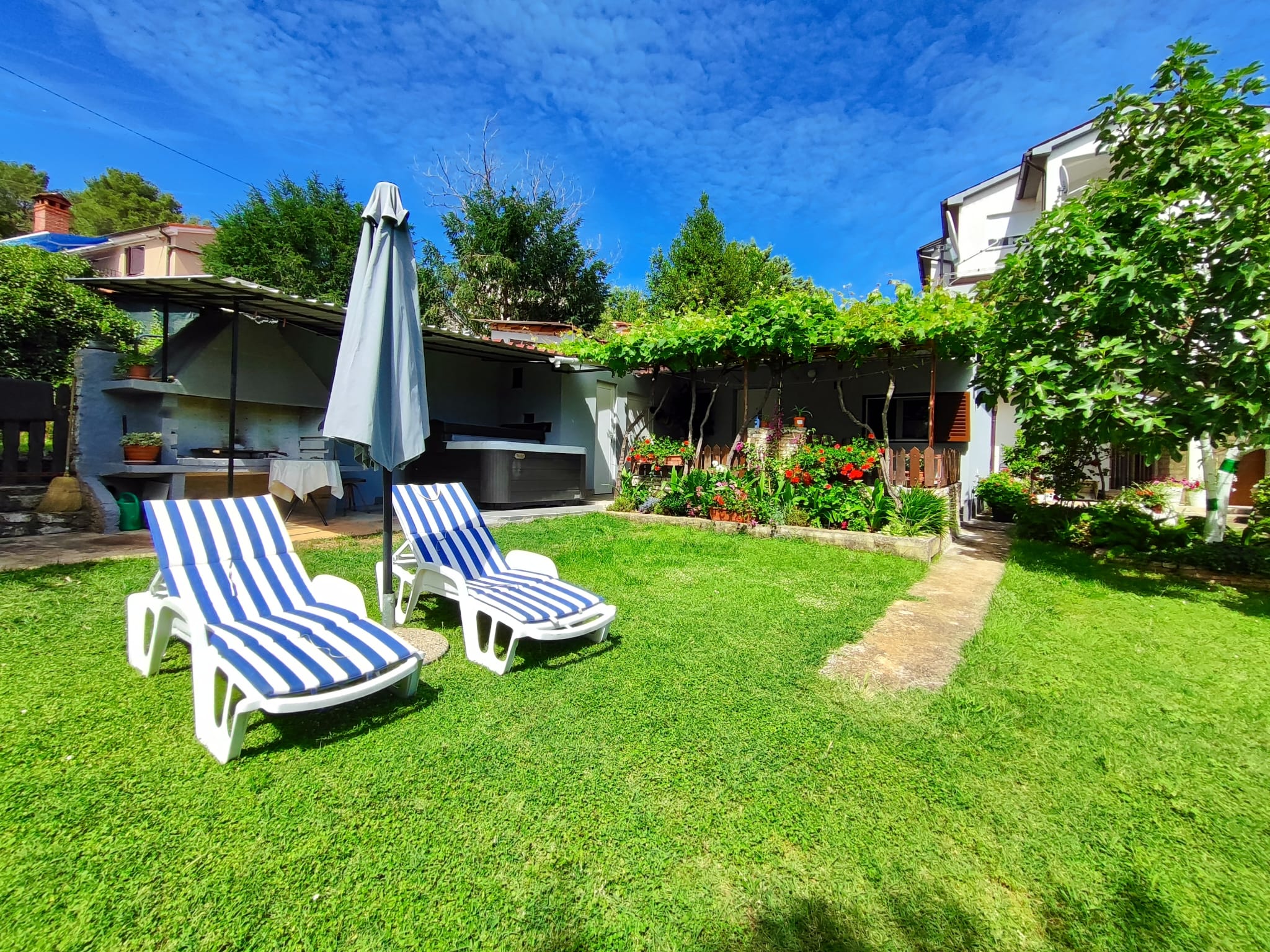 Casetta con giardino comune, parcheggio, aria condizionata, WIFI