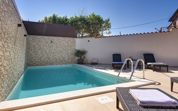 Villa in Pula, for 6 persons, offers a private salt water pool