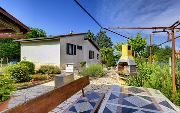 Unique and vintage detached house in Pula, with parking, BBQ,WiFi