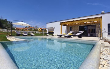 Villa mit 3 Schlafzimmern schönen Design mit Pool, Garten, WiFi