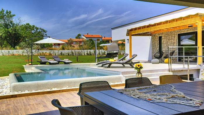 Exquisite design 3 bedroom Villa with swimming pool, garden, WIFI, 5