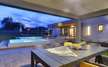Villa mit 3 Schlafzimmern schönen Design mit Pool, Garten, WiFi