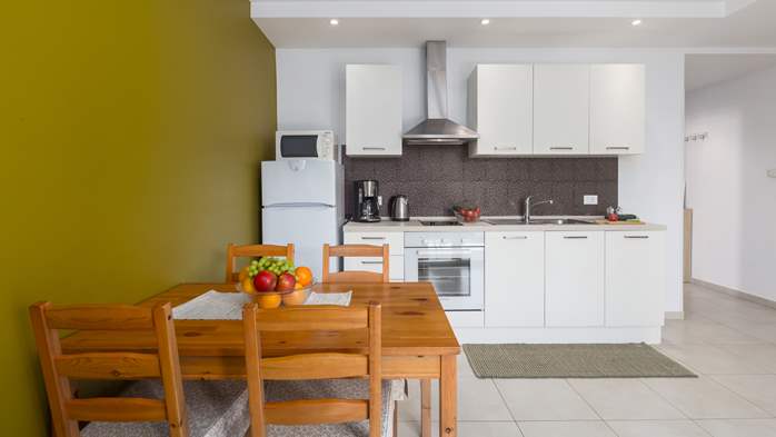 Air conditioned apartment with sea view, WiFi, SAT-TV, 2