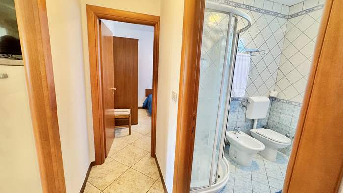 Apartment with a view to a shared outdoor pool with two bedrooms, 9