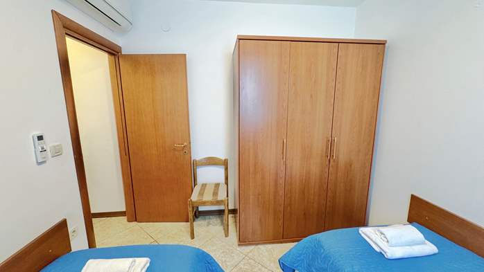 Apartment with a view to a shared outdoor pool with two bedrooms, 13
