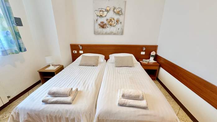 Apartment with a view to a shared outdoor pool with two bedrooms, 6
