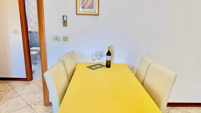 Apartment with a view to a shared outdoor pool with two bedrooms, 3