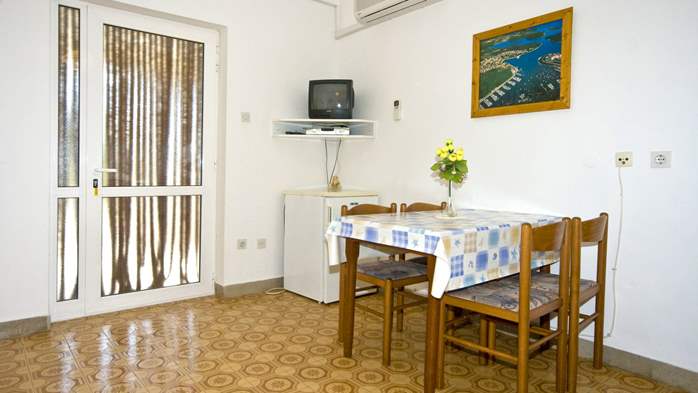 Comfortable apartment for 3 persons with terrace and shared pool, 3