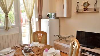Lovely two-bedroom apartment, air-conditioned, parking, garden, 7
