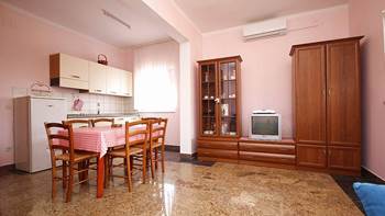 Air-conditioned apartment for 4 persons on ground floor, WiFi, 1