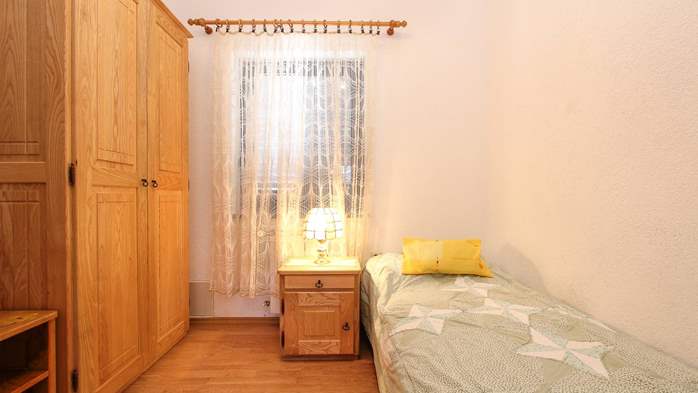 Apartment for 5 persons with two bedrooms and a shared pool, 7