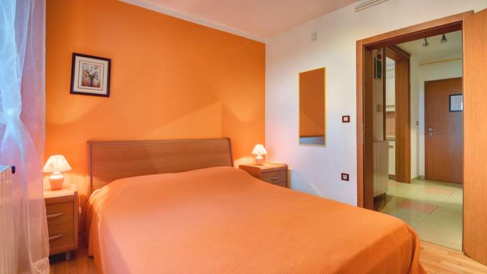 Apartman Orion s dvije spavaće sobe žarkih boja i privatna terasa, 8