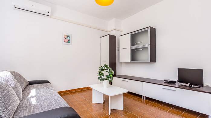 Apartment suitable for 2-4 persons with private terrace, one room, 1