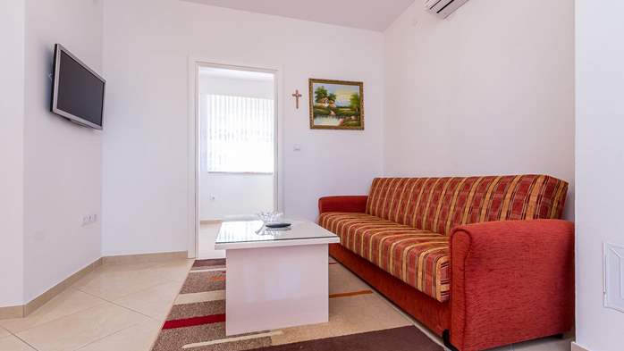 Very pleasant ambience of apartment for 4-5 persons, two bedrooms, 4