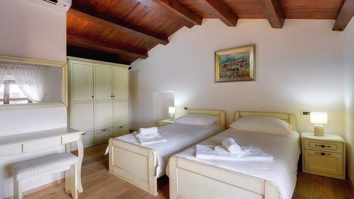 Classy villa with private pool, sauna, sun terrace, Wi-Fi, SAT-TV, 37
