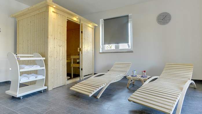 Wundervolle Villa auf zwei Etagen mit beheizter Pool, Sauna, 35