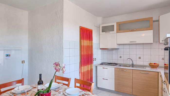 Comfortable apartment for 6 people with sea view balcony, WiFi, 8
