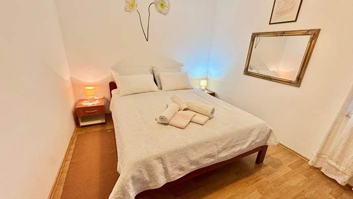 Rustikalno uređen, komforan apartman sa zatvorenom terasom, vrt, 10