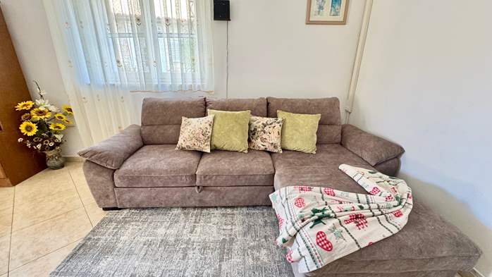 Rustikalno uređen, komforan apartman sa zatvorenom terasom, vrt, 2