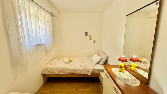Rustikalno uređen, komforan apartman sa zatvorenom terasom, vrt, 14