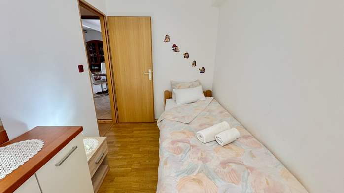 Rustikalno uređen, komforan apartman sa zatvorenom terasom, vrt, 15