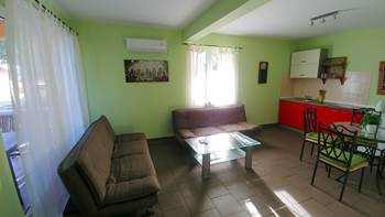 Family apartment with terrace and outdoor pool for 6 persons, 2