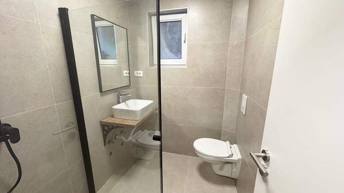 Apartman za 4 osobe ugodnog ambijenta, privatni balkon, WiFi, 7